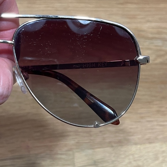 QUAY High Key Gold Tone Frame Brown Fade Polarized Lenses Aviator Sunglasses main image 6